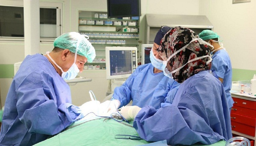 والدة عشريني تناشد الديوان الملكي لتوفير اعفاء طبي لعملية جراحية لابنها العشريني