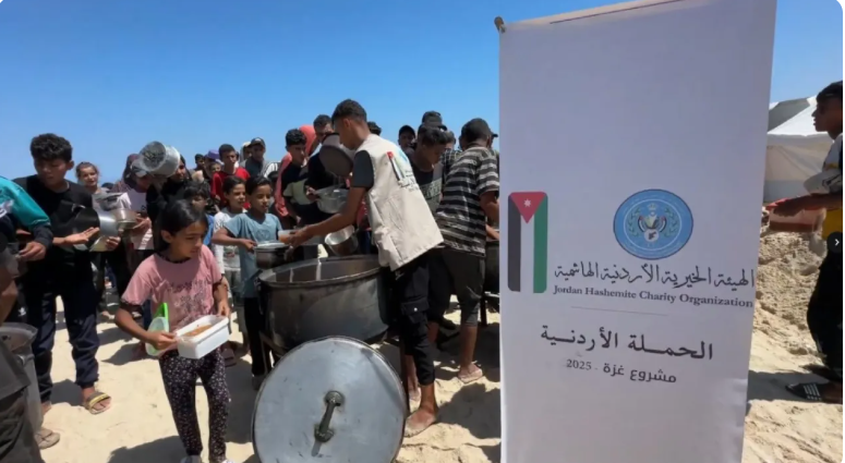الحملة الأردنية والهيئة الخيرية تسندان آلاف النازحين بالماء والطعام في غزة