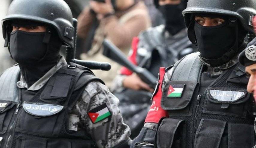 القبض على مطلوب خطير في إربد بحوزته سلاح ومخدرات