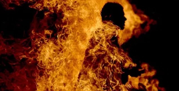 لرفض الرئاسة مقابلته  ..  طالب يحرق نفسه داخل جامعة خاصة بعمان