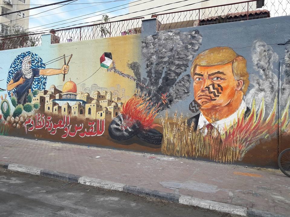 حذاء على وجه ترامب بجدارية فنية في غزة