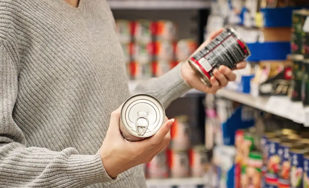 سم بلا طعم أو رائحة ..  طبيب يحذر من خطر الأطعمة المعلبة  