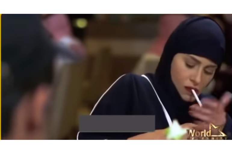 شاهد بالفيديو  ..  ضجة بالسعودية بعد ظهور فنانة شهيرة بالحجاب و "السيجارة"