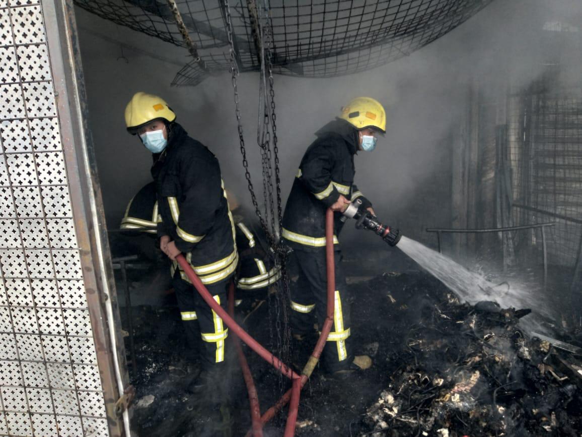 الدفاع المدني يخمد حريق عدد من محلات الألبسة المستعملة في محافظة الزرقاء ..  فيديو 