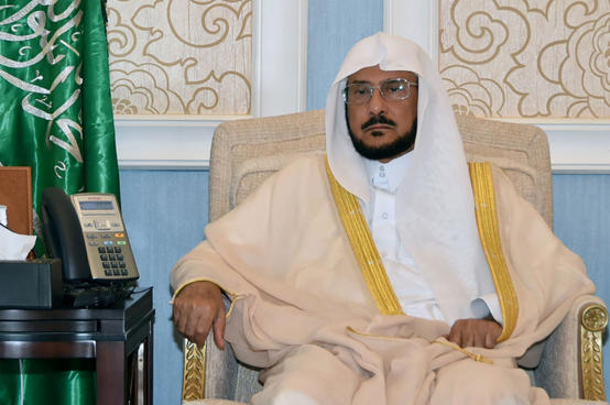 وزير سعودي: مكبرات الصوت في المساجد ليست من العبادة