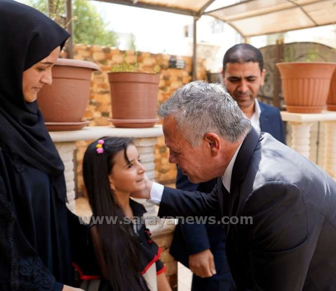 الملك والملكة يزوران أسرة الطفل هاشم الكردي ويعزيان بوفاته ..  صور .. 