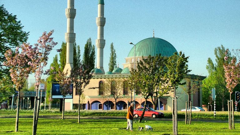 3 مساجد تتعرض لتهديدات في هولندا