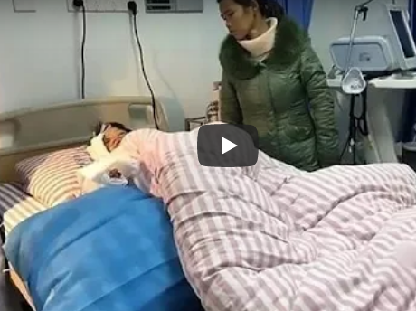 بالفيديو ..  انفجار هاتف محمول يفقد صينيًا "عينه وإبهامه"