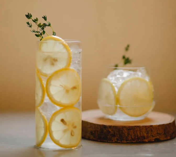 التوقيت المثالي لشرب ماء الليمون ..  يعتمد على أهدافكِ