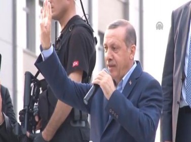 بالفيديو .. أردوغان يرفع إشارة تضامن مع "ميدان رابعة" 