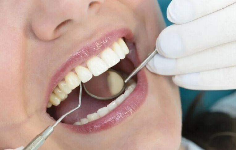 أعراض بسيطة لكنها خطيرة ..  متى يجب مراجعة أخصائي تقويم الأسنان؟