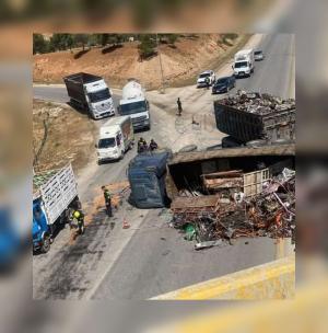 بالفيديو والصور  ..  تدهور تريلا على جسر نعيمه في اربد 