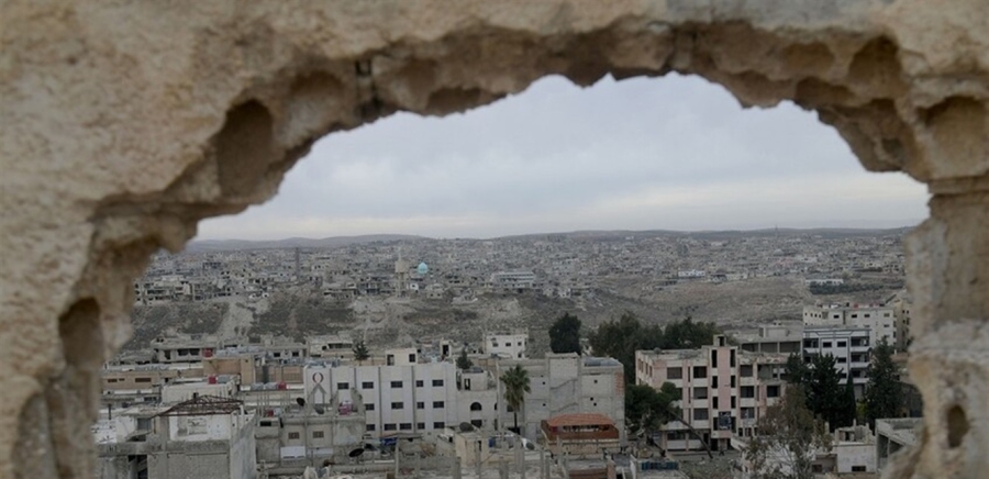 جثة فوق سطح بناء في سوريا  ..  هل عُلِّقَت في عهد الأسد؟
