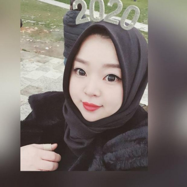 مدونة كورية تروى قصة اعتناقها الاسلام وارتداء الحجاب  ..  فيديو 
