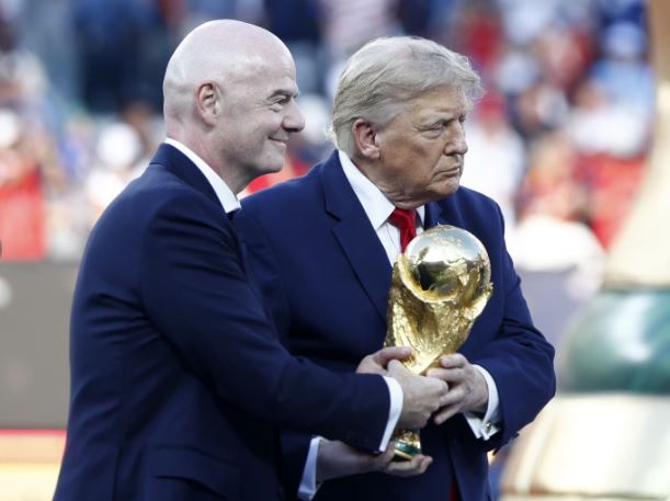 قريب من ترمب ..  من الشخص الذي يريد إنفانتينو بيع كأس العالم لأجله؟
