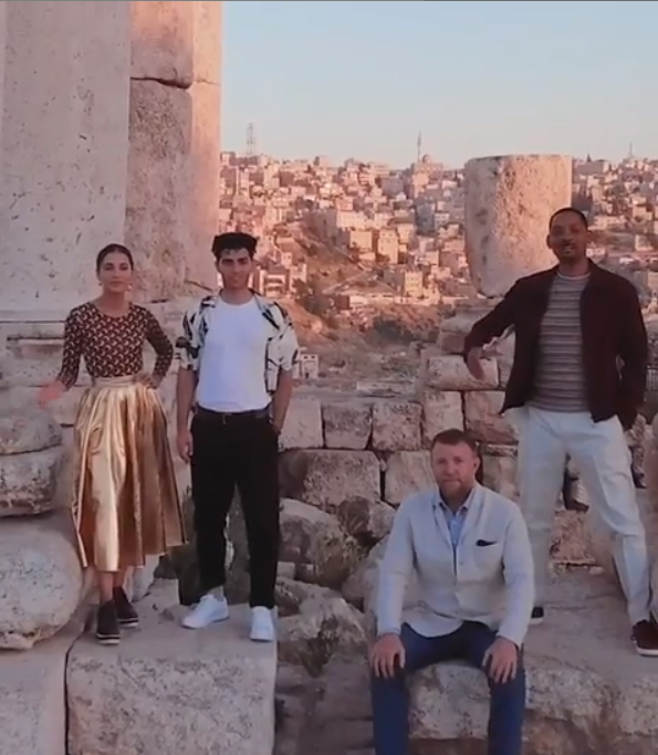 بالفيديو  ..  قبلة حارة ورسالة إلى الأردن من ويل سميث ..  فما السبب؟