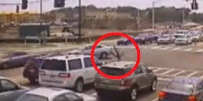 بالفيديو  ..  شاب ينجو من الموت بحركة هوائية غريبة جدا