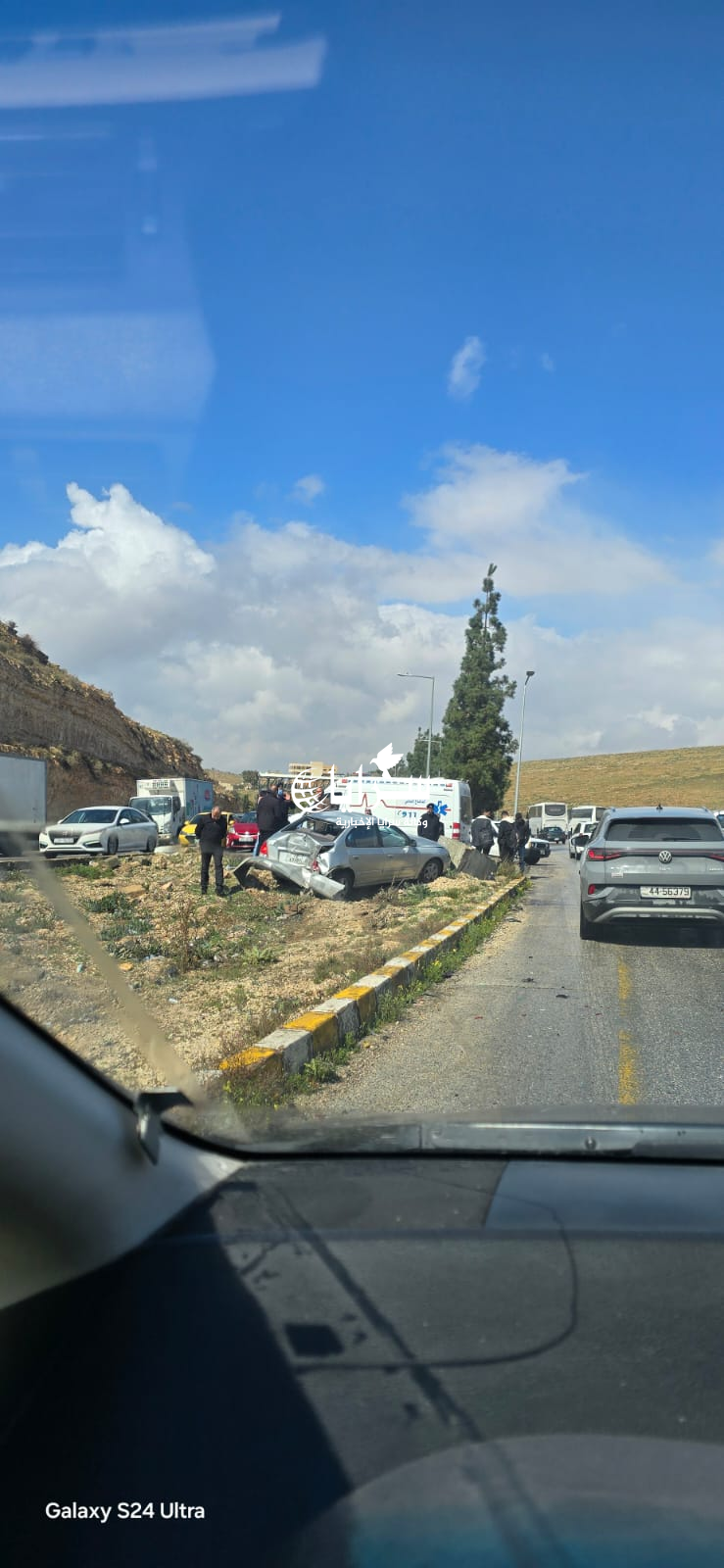 بالصور ..  حادثا سير على طريق إربد عمان بين 7 مركبات بالقرب من جامعة إربد الأهلية