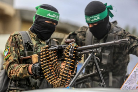 مفاجآت من العيار الثقيل ..  هل تنازلت حماس عن سلاحها؟ ..  تفاصيل تكشف الغموض