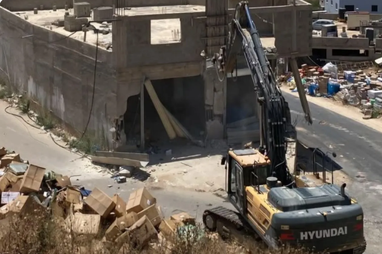 الاحتلال يهدم منازل ويشرّد عشرات الفلسطينيين بالضفة