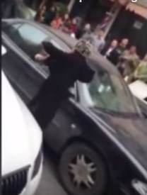 بالفيديو .. شاهد ردة فعل هذه المرأة عندما ضبطت زوجها مع أخرى 