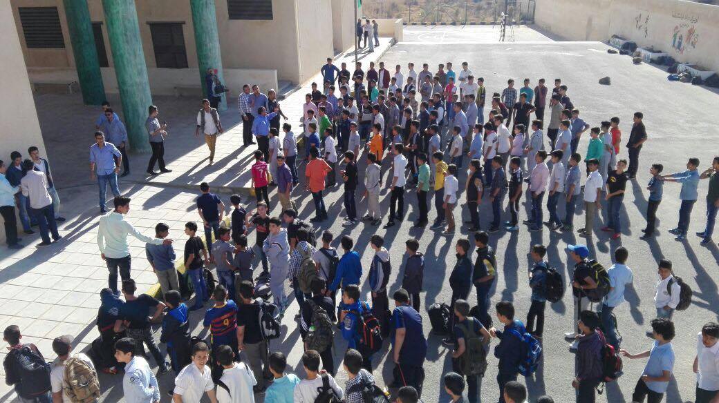 طلاب مدرسة الملك عبدالله الثاني للتميز يمتنعون الدراسة لرفضهم المناهج .. صور