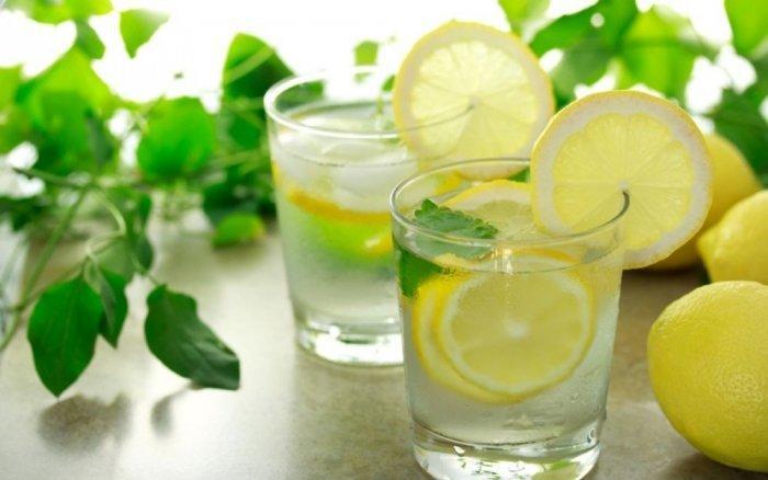 ما هي أضرار الإفراط في تناول ماء الليمون؟