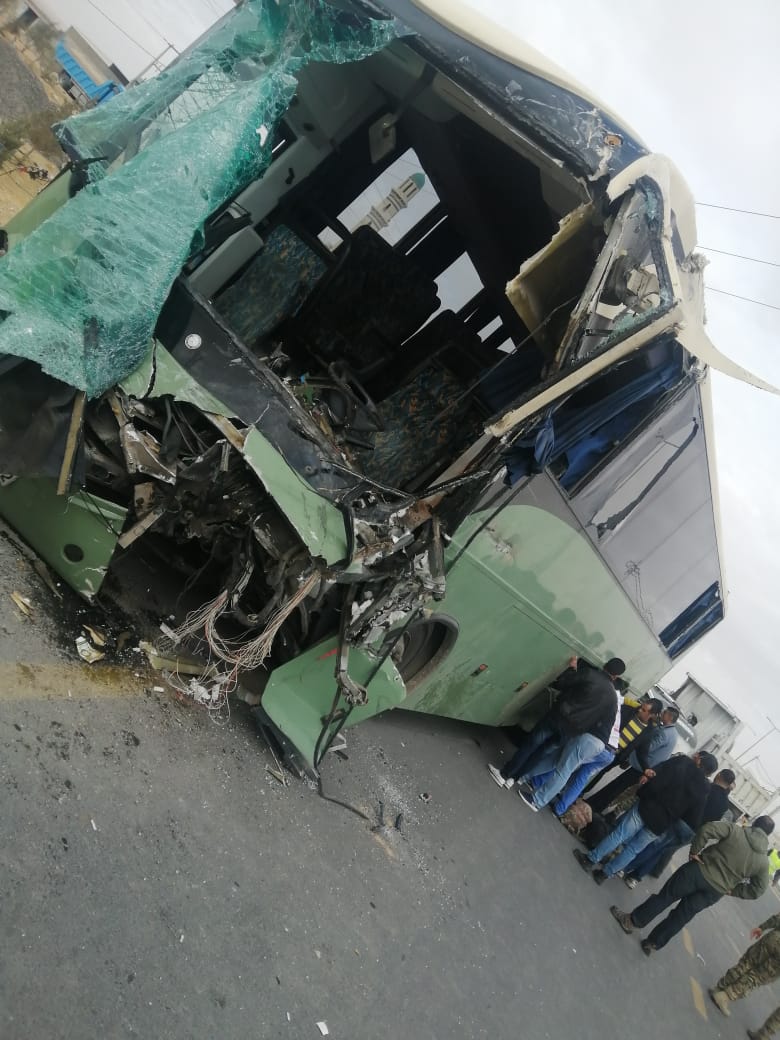 بالصور ..  اكثر من 40 اصابة بحادث تصادم مروع بين حافلة وقلاب على الطريق الصحراوي