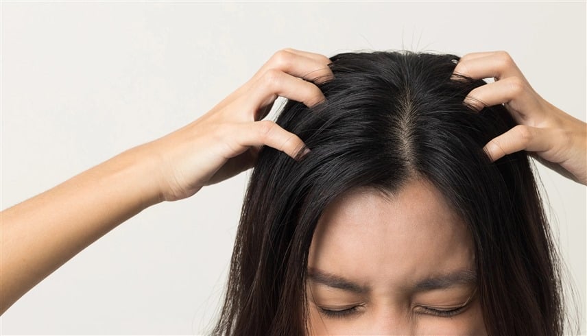 تعرف أسباب حكة الجلد وفروة الرأس وطرق تخفيفها