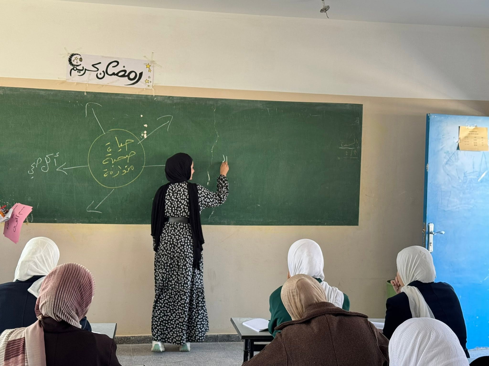 صرخة من معلمات مدارس أم صيحون والبيضا ..  «نخرج من منازلنا السادسة صباحًا ونعود بعد الرابعة»