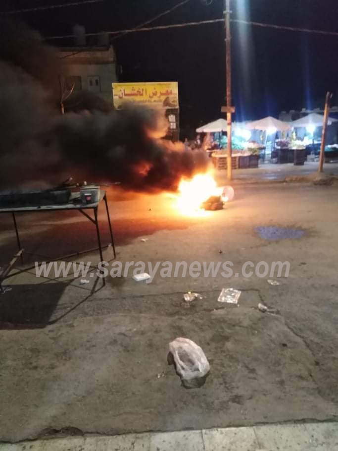 بالفيديو والصور : أعمال شغب وإغلاق الوسط التجاري في منطقة المشارع بالإطارات المشتعلة