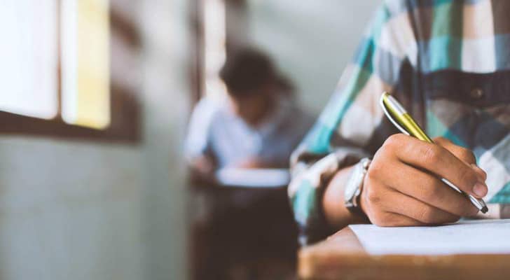 امتحان فيزياء لطلبة أردنيين في الجامعات المصرية يثير التساؤلات ..  200 دولار عن كل إعادة