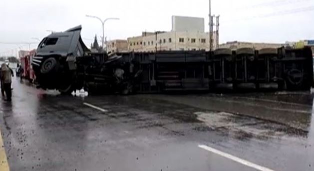 إنقلاب شاحنة يتسبب بإغلاق الطريق الرئيسي الذي يربط عمان بمحافظات الجنوب