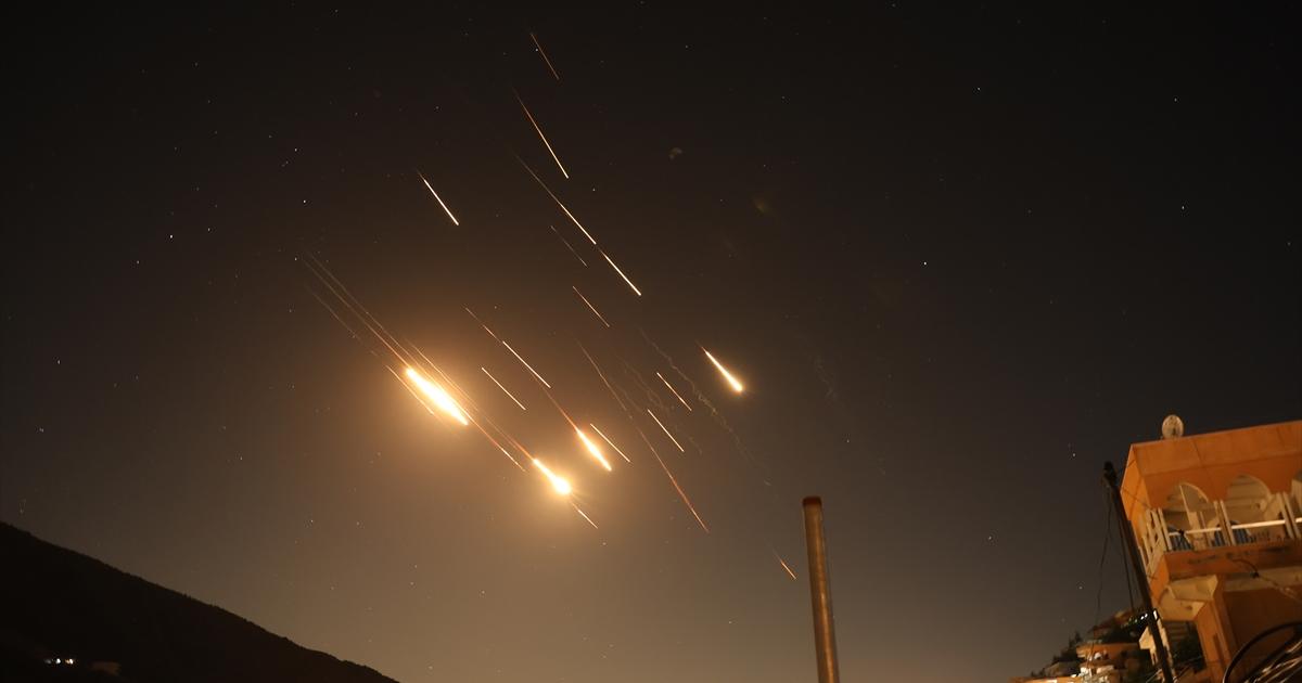 الدفاعات الجوية الإماراتية تتعامل مع صواريخ بالستية قادمة من إيران