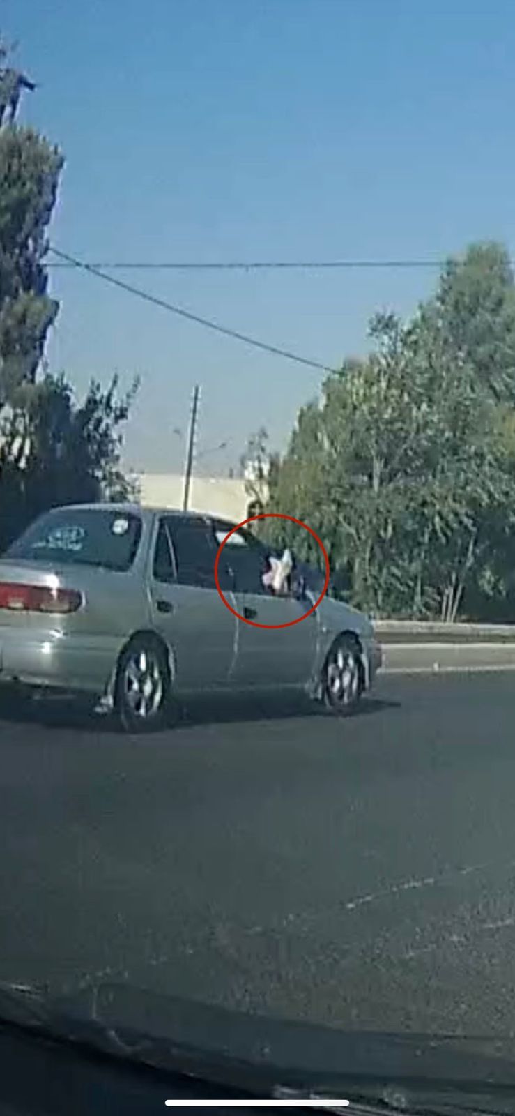 شاهد  ..  مواطن يخرج قدميه من نافذة مركبة اثناء مسيرها في العاصمة عمّان