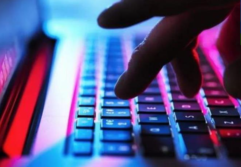 برامج للتجسس والقرصنة قد تكون على هاتفك ..  احذفها فوراً