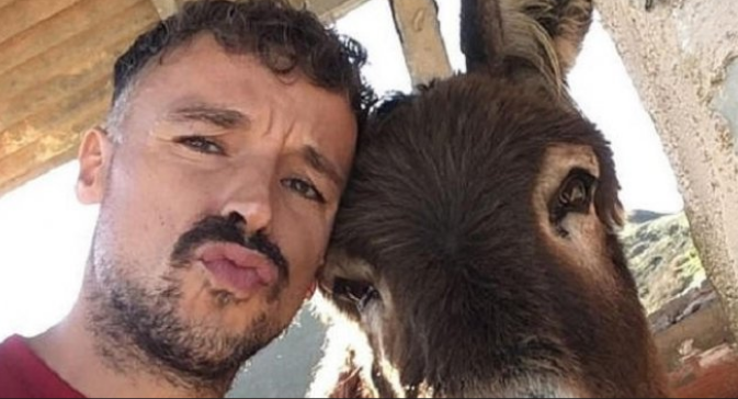 لحظات مؤثرة  ..  رجل يلتقي حماره لأول مرة بعد الحجر الصحي "فيديو"