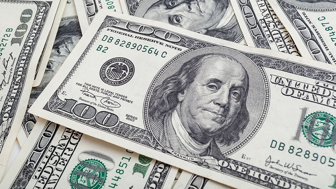 ارتفاع الدولار لأعلى مستوى في شهر