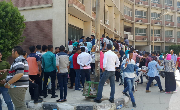 جامعة الكويت زحام طلابي على أبوابها  ..  وازدحام مروري خنق الطرق المؤدية إليها