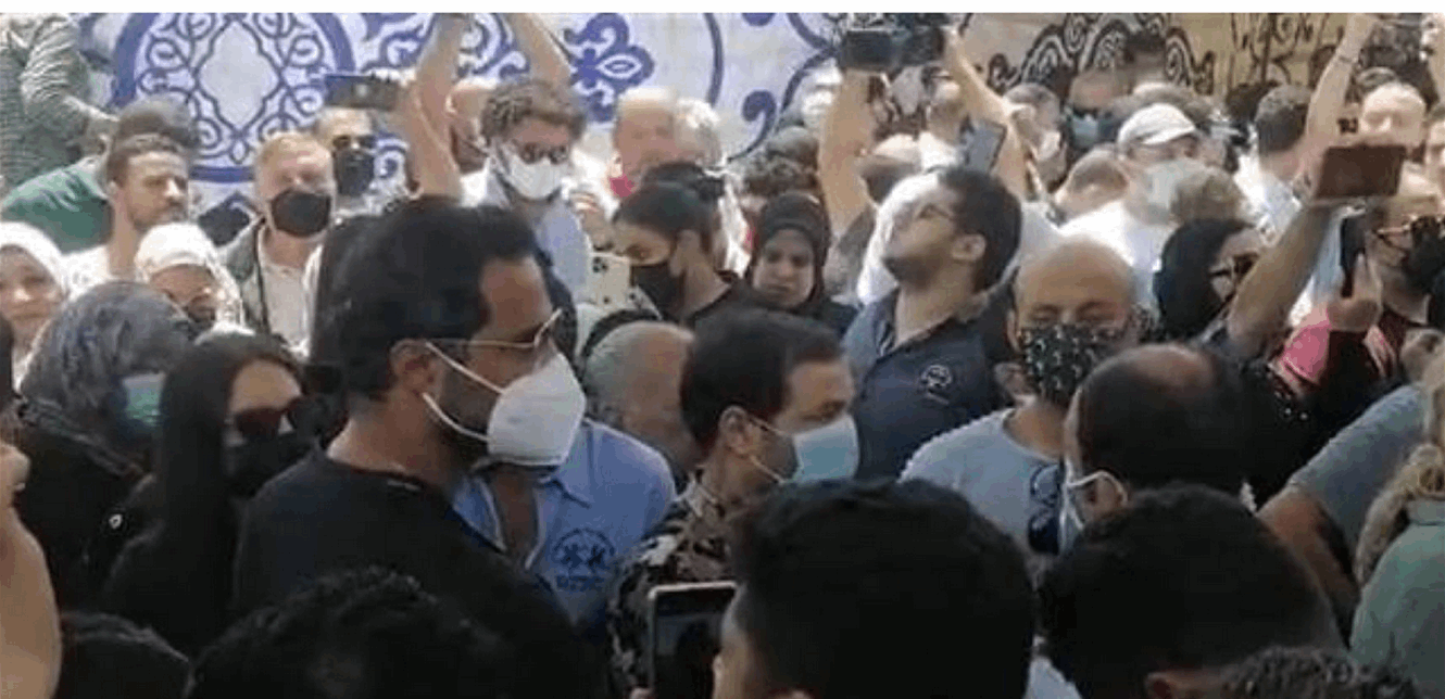 شاهدوا بالفيديو  ..  مشاجرة أمام "قبر" دلال عبد العزيز و صهرها ينفعل غاضباً و يلقي بالهاتف أرضاً