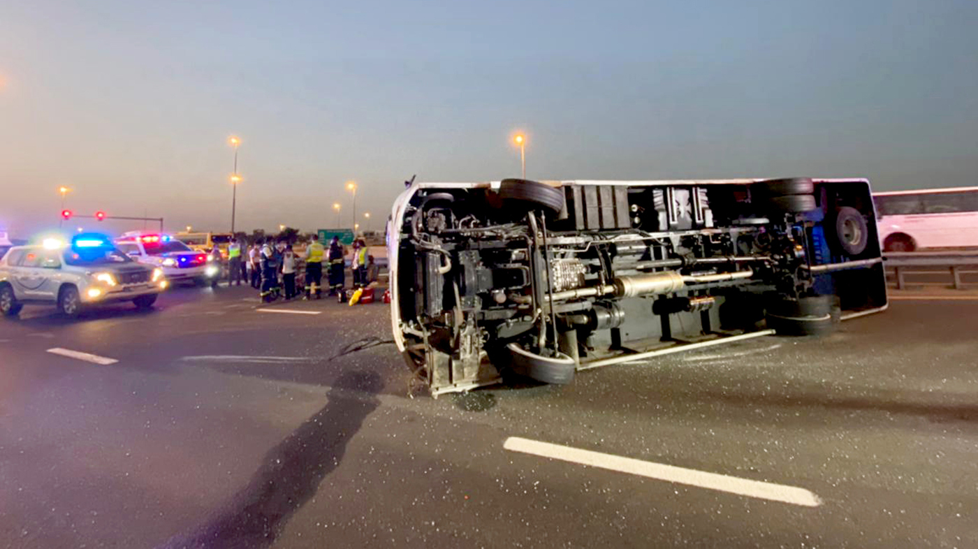 إصابة 10 أشخاص في حادث تدهور حافلة على شارع أم سقيم بدبي