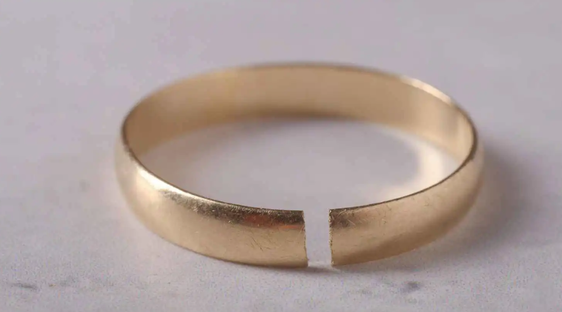 هل يشير انكسار خاتم الزواج في الأحلام للانفصال؟