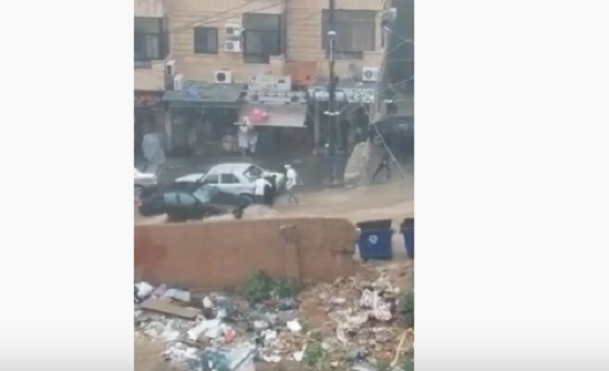 بالفيديو : بطريقة مروعة  ..  انقاذ سيدة جرفتها السيول بمنطقة بشامون