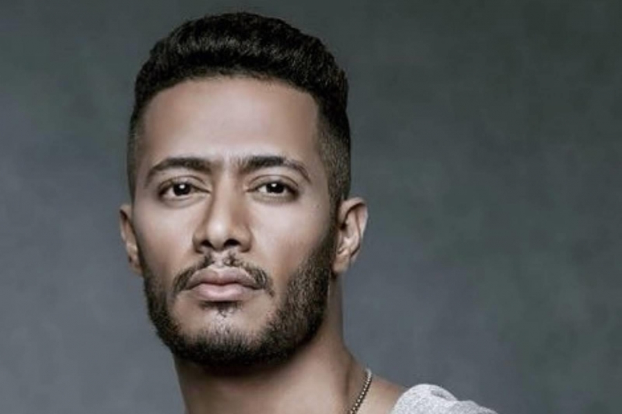بمسدس من ذهب ..  محمد رمضان يستفز الجمهور - صورة