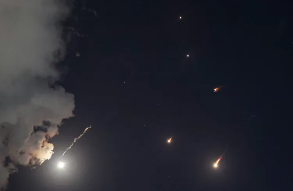 إعلام عبري: إيران استهدفت "إسرائيل" بصواريخ انشطارية خلال الساعة الأخيرة