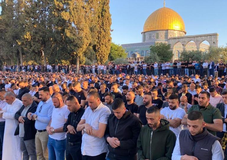 بالصور  ..  أكثر من 100 ألف فلسطيني يؤدون صلاة العيد في القدس 