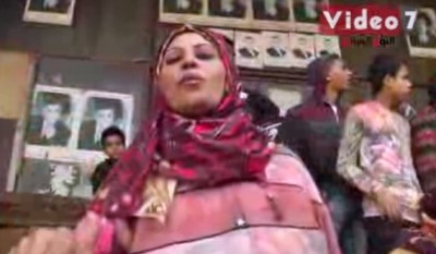 بالفيديو  ..  مصريات يهددن بخلع ملابسهن بميدان التحرير"زلط ملط"