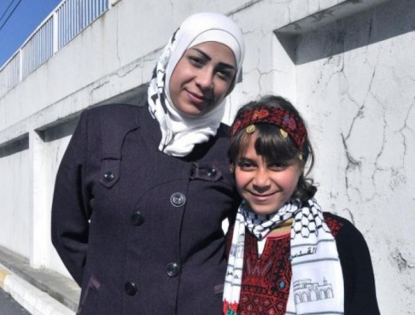 قصة مؤلمة  ..  طفلة فلسطينية من "اليرموك" تلتقي أمها بعد  4 سنوات