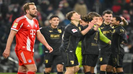 أوغسبورغ يلحق ببايرن ميونخ الهزيمة الأولى في "البوندسليغا"