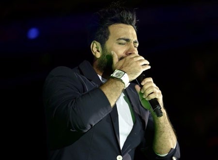 تامر حسني ينشر صورة تجمعه بزوجته وابنتيه لأول مرة ..  صورة